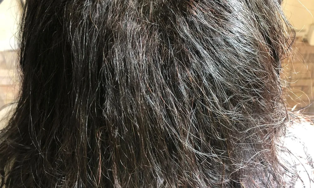 Recuperação real de cabelo loiro elástico após corte químico tratado com protocolo aminoácido vegetal