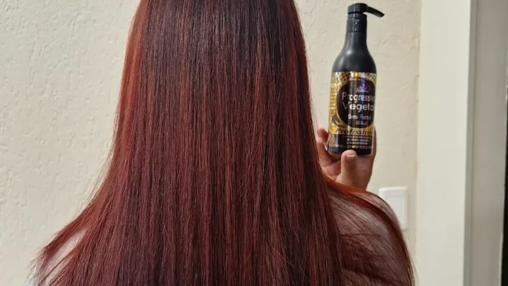 Cabelo feminino com raiz alinhada e sem frizz em dia chuvoso de alta umidade