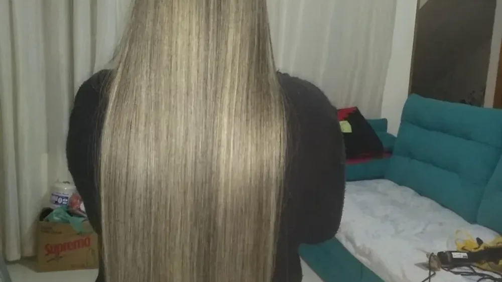 Cabelo loiro platinado alinhado e tratado sem amarelamento